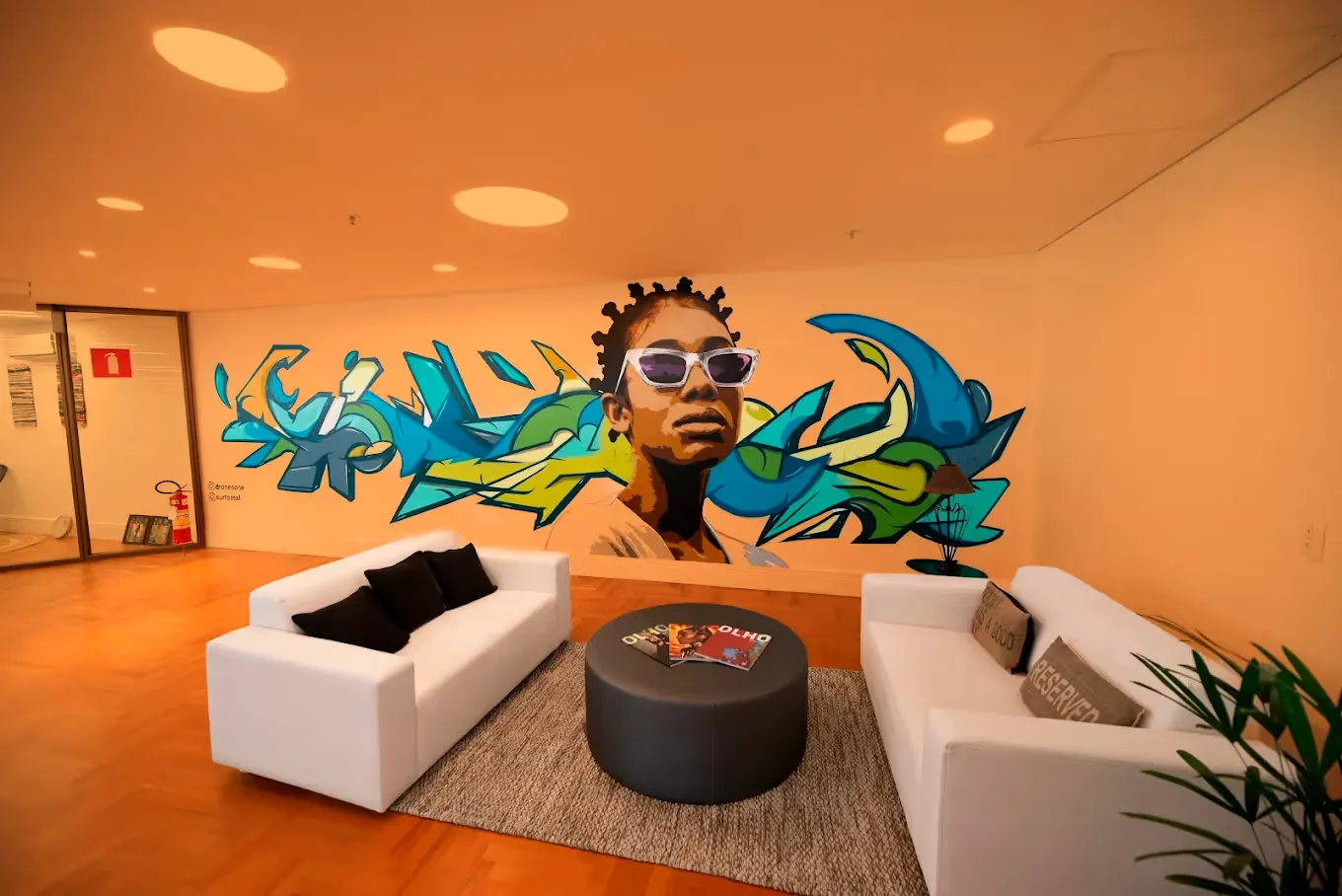 Lounge do P7 Criativo com mural grafitado