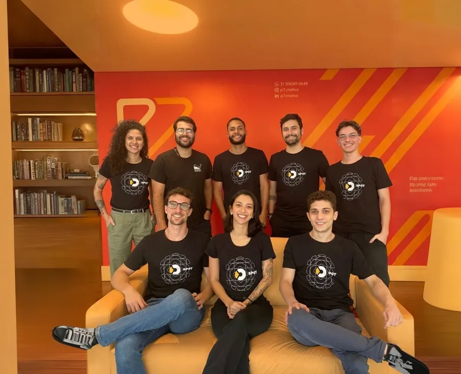 Time da SPOT no escritório do P7 Criativo, em Belo Horizonte
