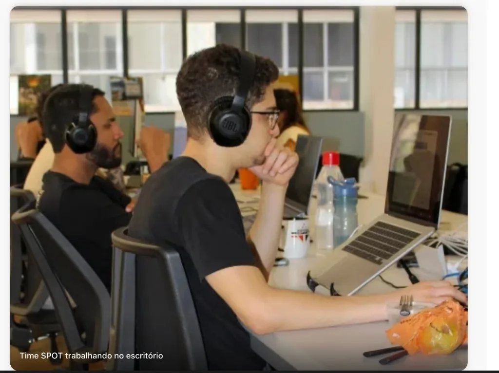 Time SPOT trabalhando no escritório